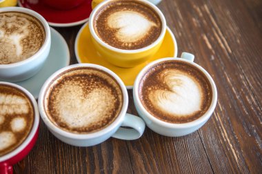 Kahve fincanları ve latte sanatı.