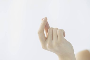 Kadın eli hafif bir arka planda izole edilmiş