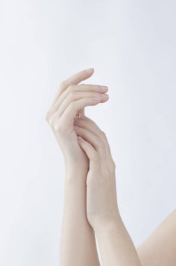 Beyaz arka planda izole kadın elleri