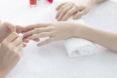 Kadın elleri kuaförde güzel manikür yapıyor.