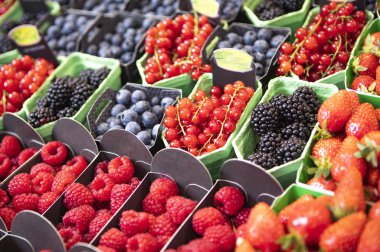 Çeşitli olgun taze meyveler.