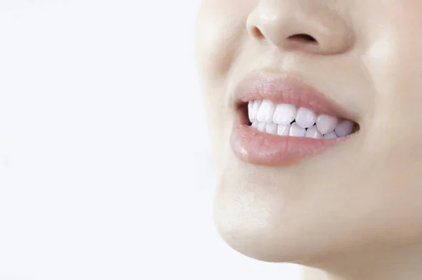 Retrato Uma Menina Com Dentes Brancos Isolado Fundo — Fotografia de Stock