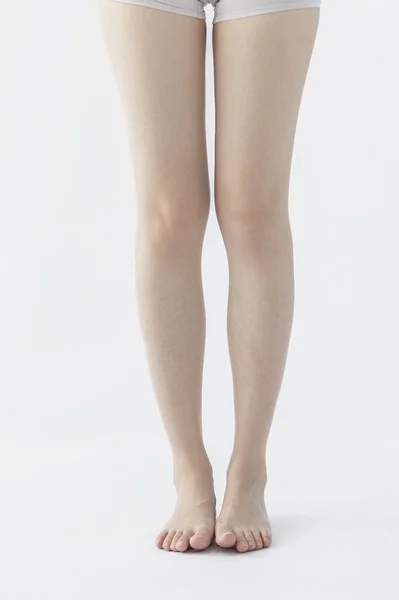 年轻女子的细腿 — 图库照片