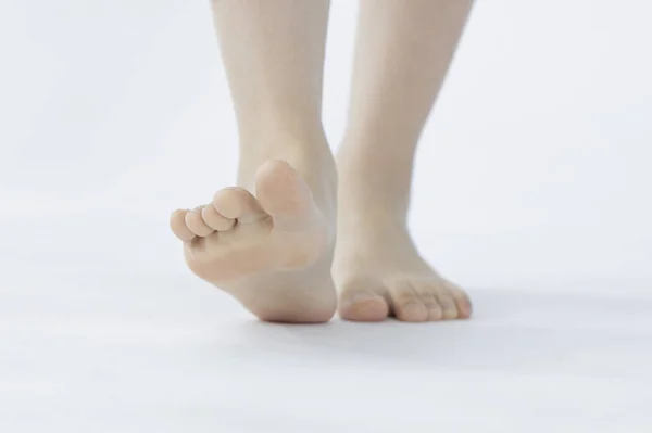 Primer Plano Los Pies Femeninos Suelo Primer Plano — Foto de Stock