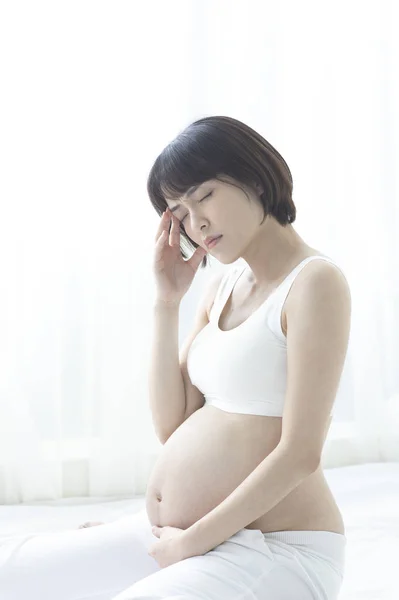 年轻美丽的亚洲孕妇 — 图库照片