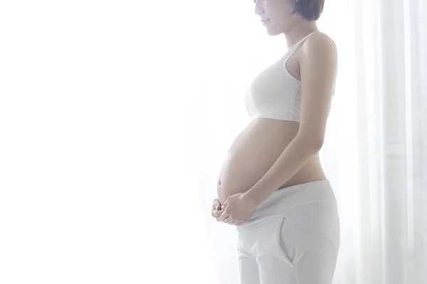 若い美しいアジア系妊婦 — ストック写真