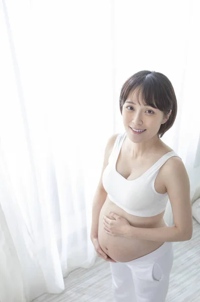 若い美しいアジア系妊婦 — ストック写真