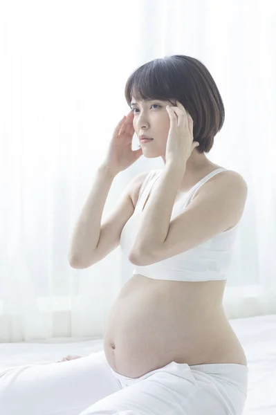 若い美しいアジア系妊婦 — ストック写真