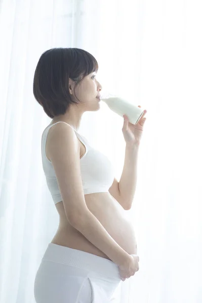 若い美しいアジア系妊婦 — ストック写真