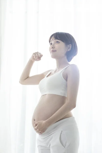 若い美しいアジア系妊婦 — ストック写真