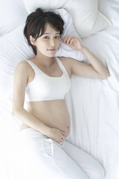 若い美しいアジア系妊婦 — ストック写真