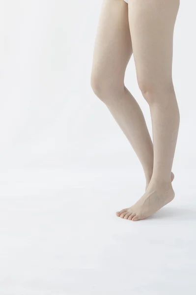 Genç Bir Kadının Ince Bacakları — Stok fotoğraf