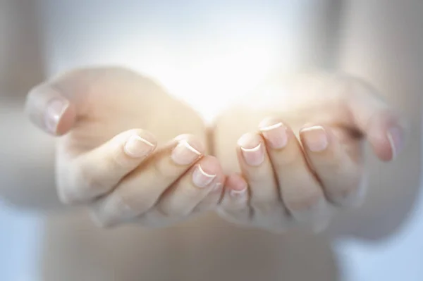 Manos Femeninas Con Luz Concepto Esperanza —  Fotos de Stock