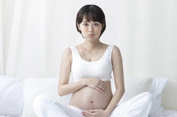 若い美しいアジア系妊婦 — ストック写真