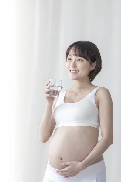 若い美しいアジア系妊婦 — ストック写真