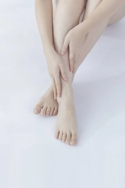 Крупним Планом Жіночі Ноги Руки Підлозі Крупним Планом — стокове фото