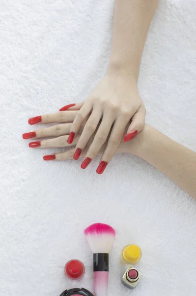 Mãos Femininas Fazendo Bela Manicure Salão — Fotografia de Stock