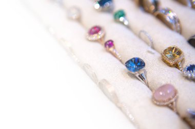 Yüzükler. Değerli taşları olan mücevherler.