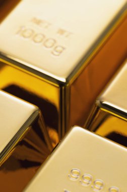 Metal kutunun üzerindeki altın rengi bankalar.