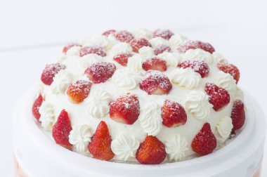 Krem şantili ve taze dutlu çilekli turta.