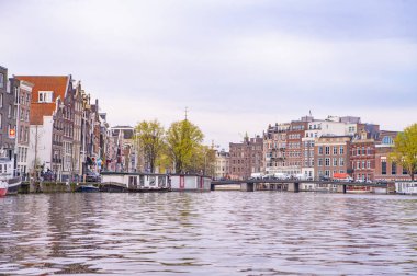 Amsterdam 'da eski evler ve kanallar