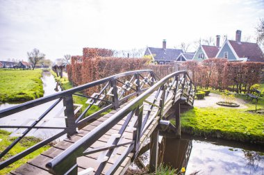 Yaz parkında ahşap köprü