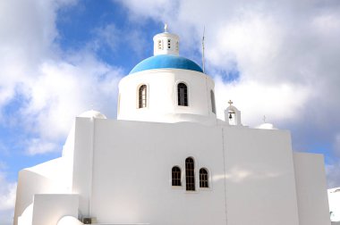 Mavi gökyüzü arka planlı beyaz kilise