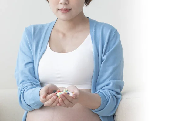 Νεαρή Ασιάτισσα Έγκυος Γυναίκα Που Παίρνει Χάπια — Φωτογραφία Αρχείου