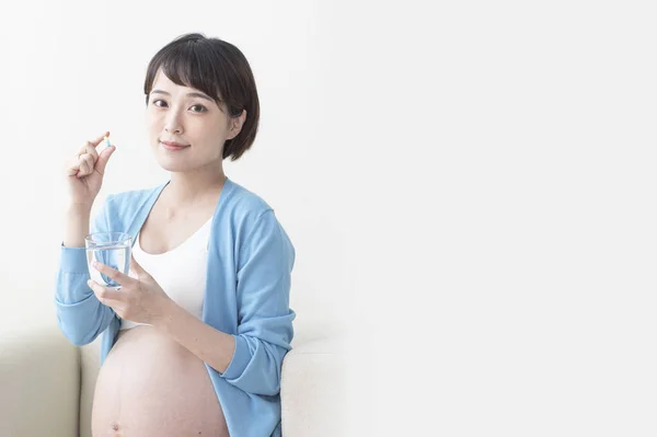 Mladý Asijské Těhotná Žena Taking Pilulka — Stock fotografie