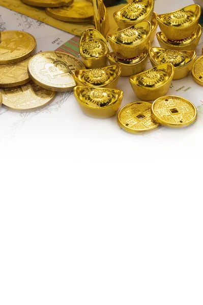 Monete Cinesi Oro Bitcoin Sfondo Bianco — Foto Stock
