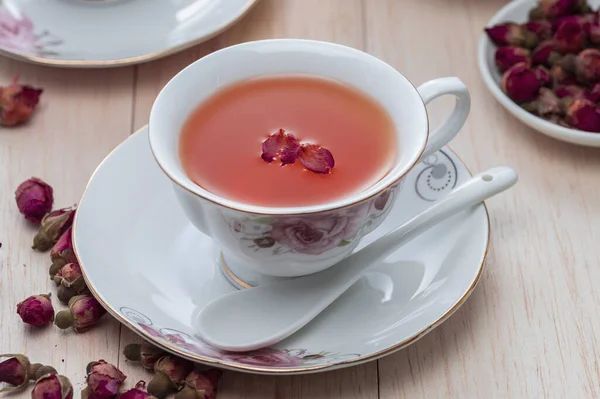 Filiżanka Herbaty Pączkami Róż Stole — Zdjęcie stockowe
