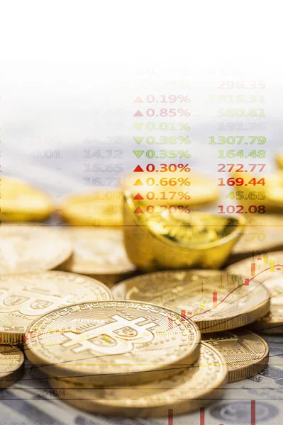 Guld Kinesiska Mynt Och Bitcoins Vit Bakgrund — Stockfoto
