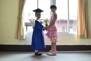 Sonbaharda kelebek, yeşil bir ağaca tünemiş..