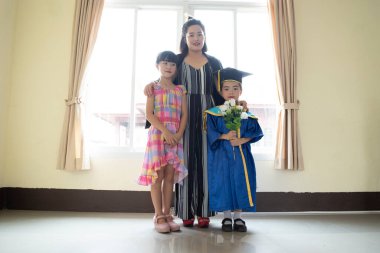 Sonbaharda kelebek, yeşil bir ağaca tünemiş..