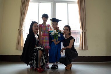 Sonbaharda kelebek, yeşil bir ağaca tünemiş..