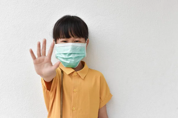 Молодая Девушка Защитной Медицинской Маске Показывая Руку Остановить Вспышку Ковид — стоковое фото