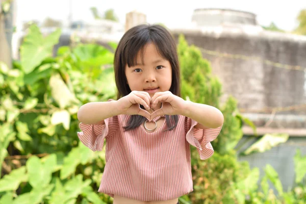 Маленька Дівчинка Показує Символ Серця Парку Літній День — стокове фото