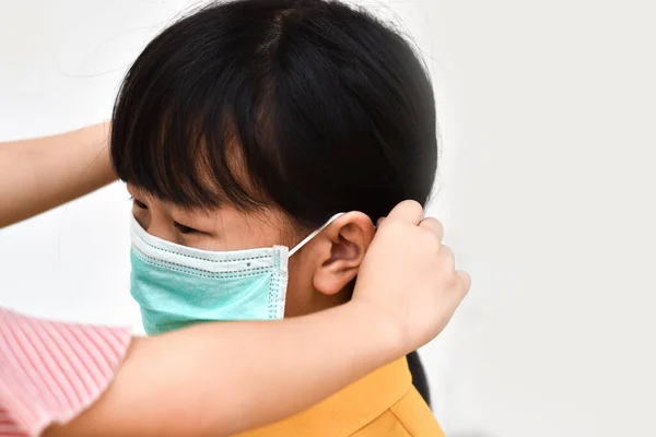 Gadis Kecil Asia Memakai Masker Medis Untuk Menghindari Virus Menular — Stok Foto