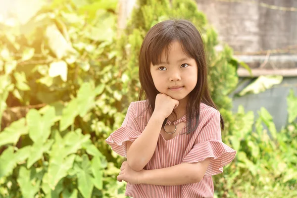 Portrait Petite Fille Jouant Dans Parc Jour Été Images De Stock Libres De Droits