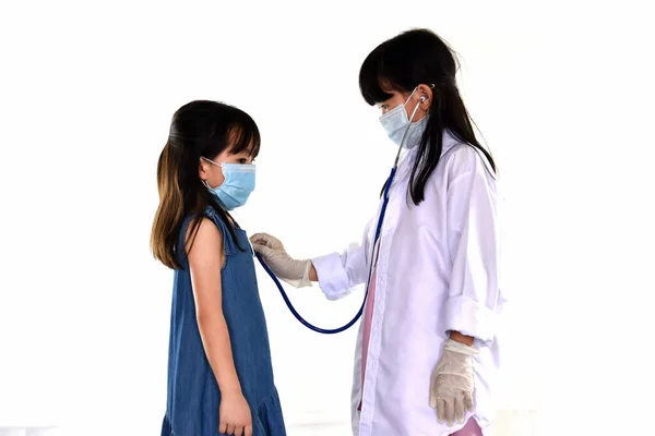 接着剤のドレスの女の子 病気を調べる 手袋を着用し 鮮やかなマスクを着用2019 ストックフォト