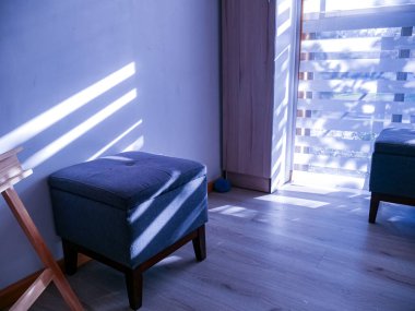 Sabahları odanın köşesinde küçük bir kanepe.