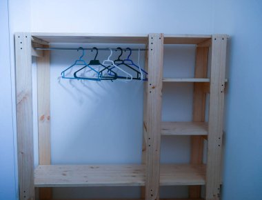 Elbise askıları ev yapımı dolapta. 