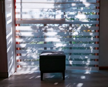 Güneş doğarken odanın penceresindeki küçük kanepe. 