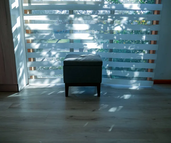 Petit Canapé Dans Fenêtre Coucher Soleil — Photo