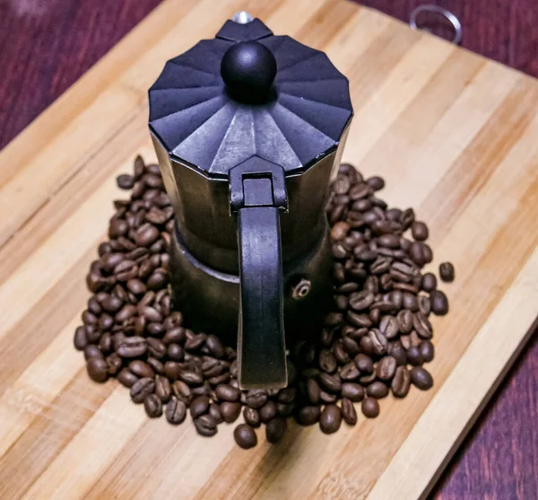コーヒー豆付きの小さなコーヒーポット — ストック写真