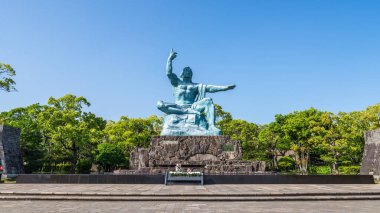 NAGASAKI, JAPONYA - 7 Mayıs 2017: Nagasaki Barış Parkı 'nda Barış Heykeli (Nagasaki, Japonya)