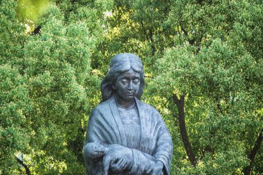 NAGASAKI, JAPONYA - 7 Mayıs 2017: Nagasaki Hypocenter Parkı 'nda (Nagasaki, Japonya) ölü çocuğu taşıyan Kadın Anıtı' nın yakınlaştırılması)