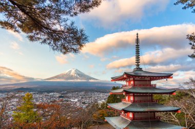 Chureito Pagoda, Fuji Dağı ve şehir, Arakurayama Sengen Parkı (Fujiyoshida, Yamanashi Bölgesi, Japonya)