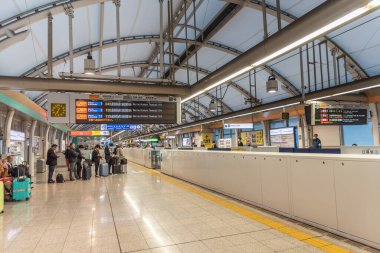 Tokyo, Japonya - 19 Kasım 2019: Nippori tren istasyonunda (Tokyo, Japonya) Keisei Skyliner (havaalanı sınırlı ekspres treni) bekleyen insanlar)