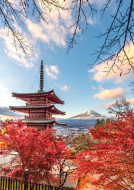Chureito Pagoda, Fuji Dağı ve şehir sonbahar mevsiminde Arakurayama Sengen Parkı 'nda (Fujiyoshida, Yamanashi Bölgesi, Japonya)